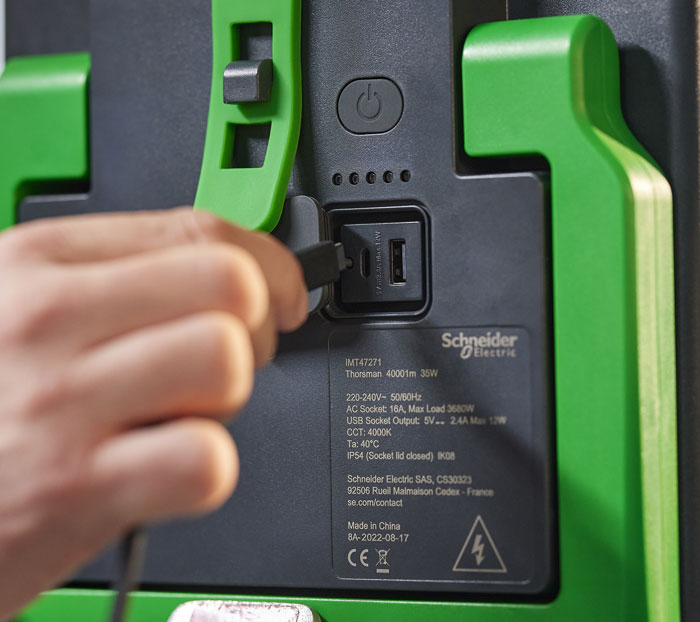Oplad andre enheder via USB-udtagene billede